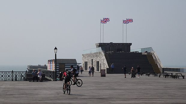 1920px-Hastings_Pier_in_2018