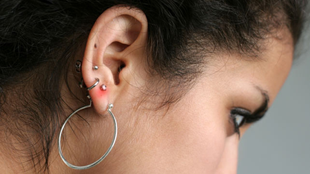 642x361-how_to_treat_an_infected_ear_piercing