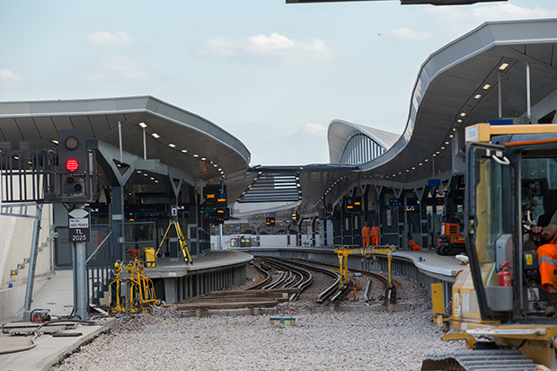 London-Bridge---Charing-Cross-platforms